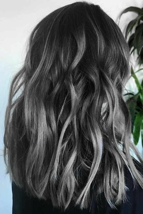 Chica con cabello teñido estilo carbón; 7 Técnicas para llevar un toque platinado en tu cabellera