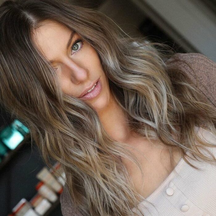 Chica con cabello teñido en mechas; 7 Técnicas para llevar un toque platinado en tu cabellera