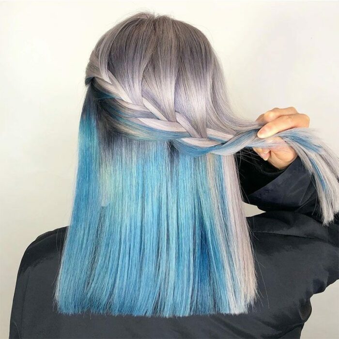 Chica con cabello teñido en peek-a-boo; 7 Técnicas para llevar un toque platinado en tu cabellera
