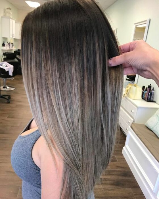 Chica con cabello teñido en efecto luces platinadas; 7 Técnicas para llevar un toque platinado en tu cabellera