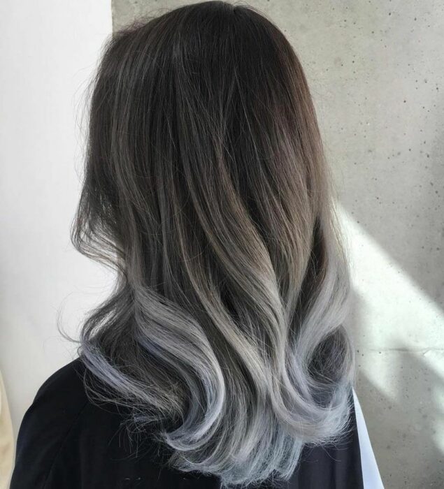 Chica con cabello teñido en platinado efecto ombre; 7 Técnicas para llevar un toque platinado en tu cabellera