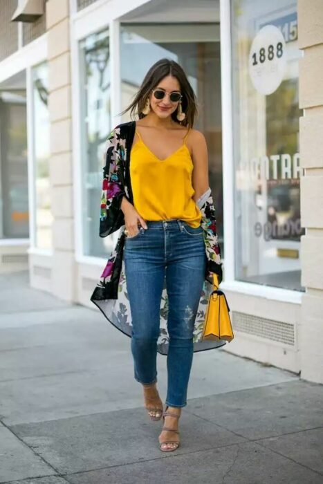 Chica usando una blusa de satín de color amarillo