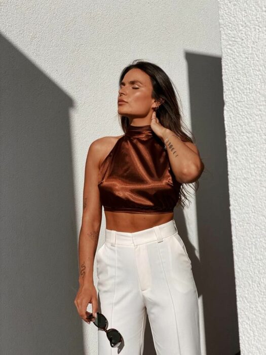 Chica usando una blusa de satín de color café