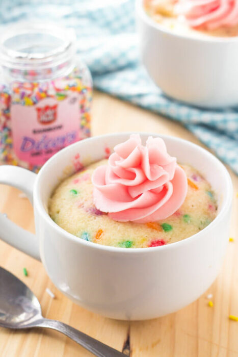 pastelillo estilo confeti; 13 Sencillas recetas para hacer 'mug cakes' en microondas