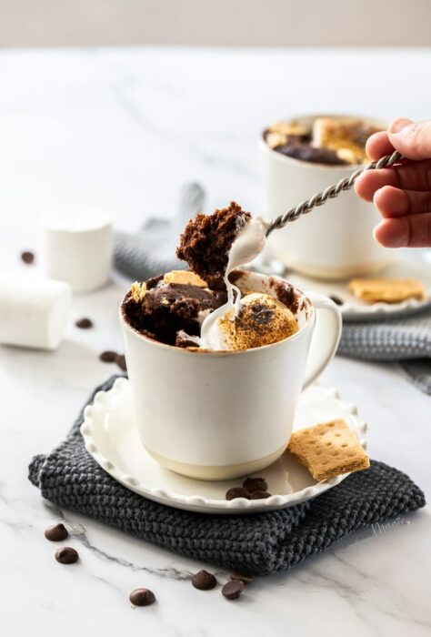 Pastelillo con chocolate y bombones; 13 Sencillas recetas para hacer 'mug cakes' en microondas