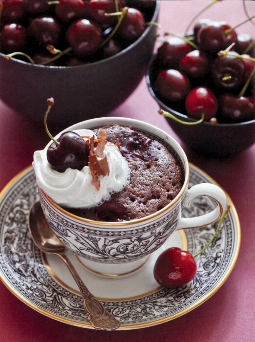 pastelillo con cerezas; 13 Sencillas recetas para hacer 'mug cakes' en microondas