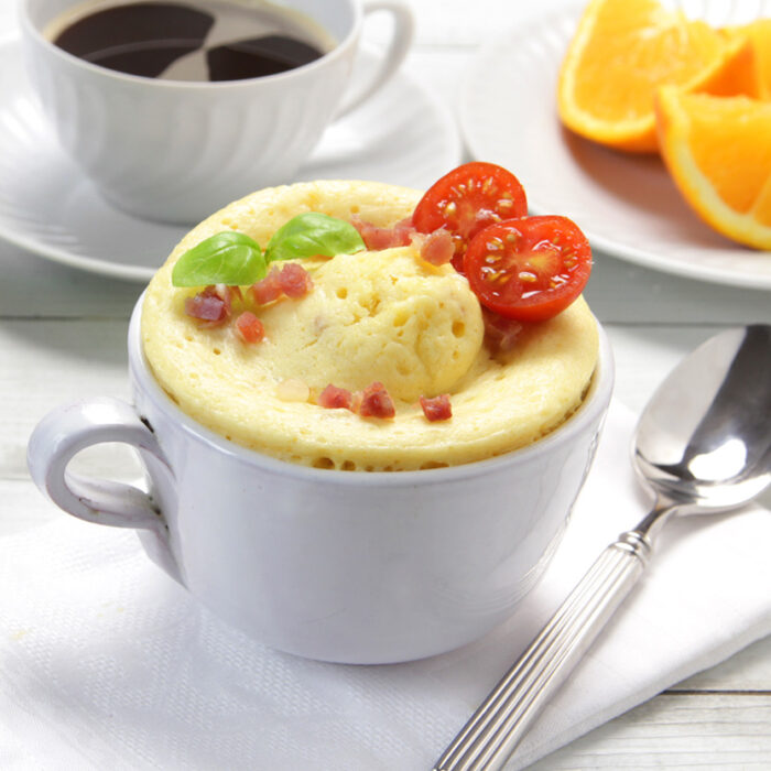Pastelillo con tocino y queso; 13 Sencillas recetas para hacer 'mug cakes' en microondas