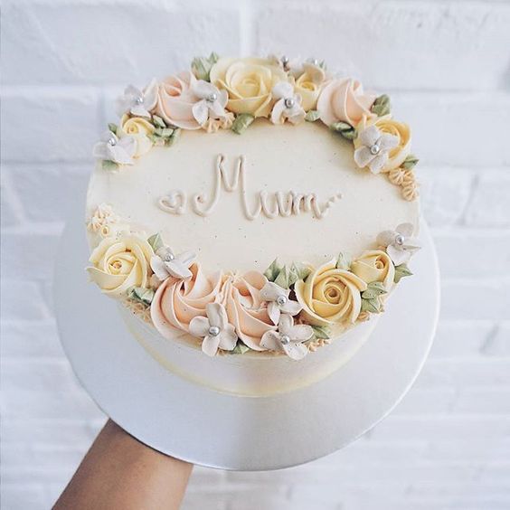 Tarta de vainilla con flores; 15 Pasteles para demostrarle a mamá cuánto la amas