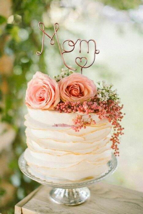 Tarta de vainilla con flores como decoración; 15 Pasteles para demostrarle a mamá cuánto la amas