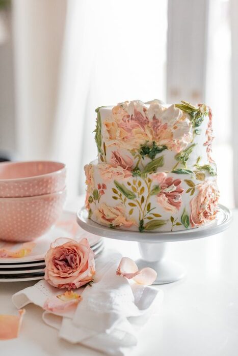 Tarta blanca con flores decorativas; 15 Pasteles para demostrarle a mamá cuánto la amas