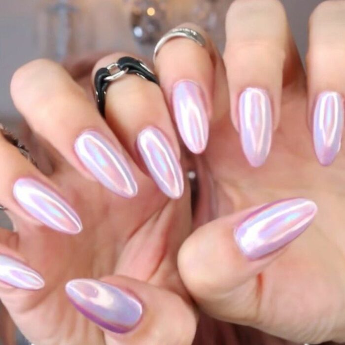Chica con uñas holográficas en tonos rosados