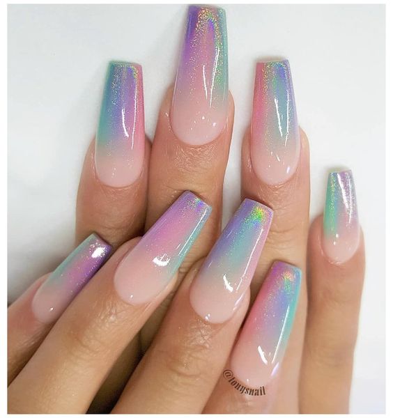 Chica con uñas holográficas en tonos rosados