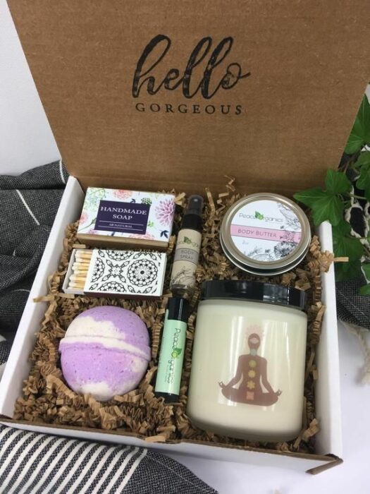 Cajita con diferentes productos para regalar a mamá