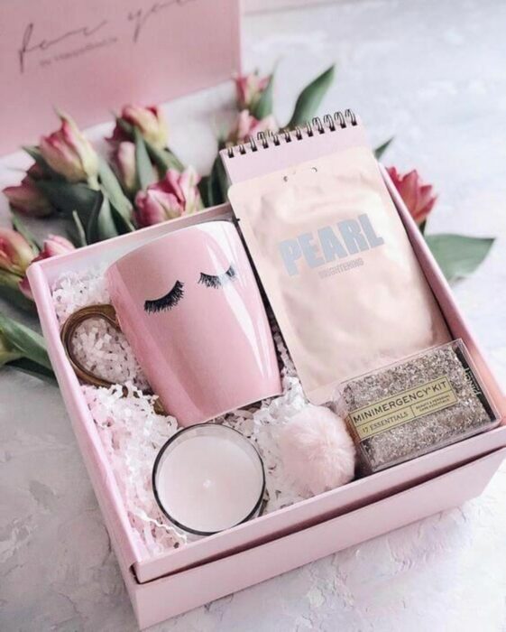 Cajita con diferentes productos para regalar a mamá