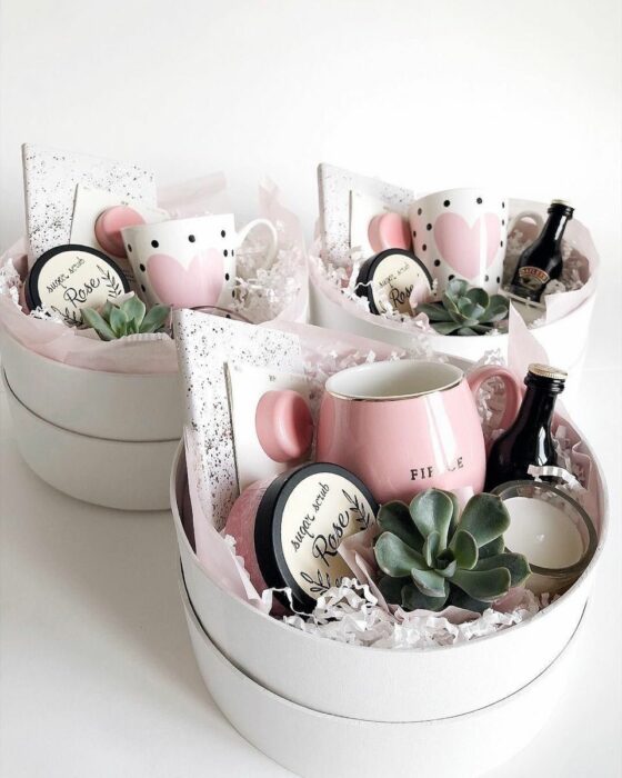 Cajita con diferentes productos para regalar a mamá