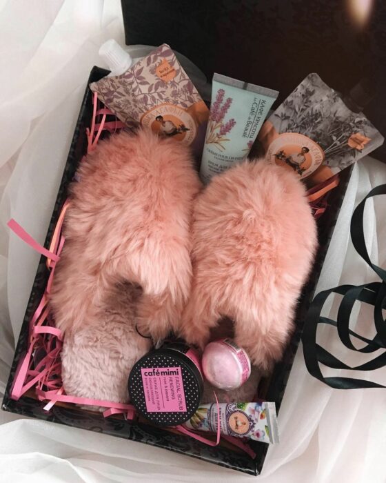 Cajita con diferentes productos para regalar a mamá