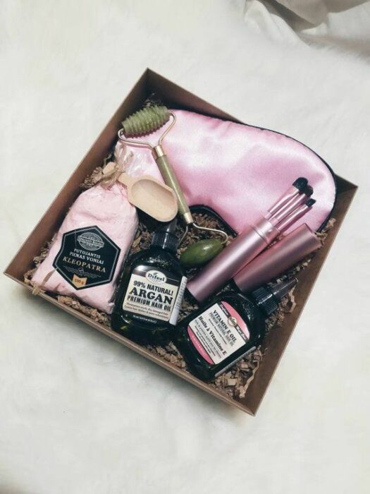 Cajita con diferentes productos para regalar a mamá