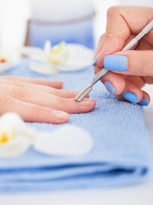 Manos recibiendo una manicura en tonos pastel; Cómo fortalecer tus uñas después de retirar el gelish