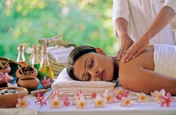 mujer recibiendo masaje relajante ;13 Regalos chulos y originales para sorprender a mamá en su día 