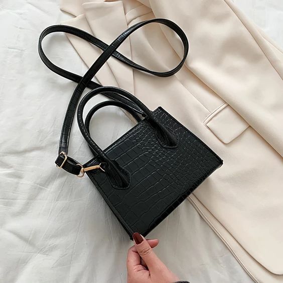 bolsos mini en tono negro ;13 Regalos chulos y originales para sorprender a mamá en su día 