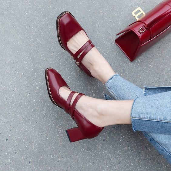mujer mostrando zapatos nuevos;13 Regalos chulos y originales para sorprender a mamá en su día 