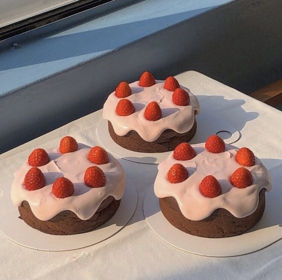 Patseles de fresa ;15 Pasteles aesthetic para presumir en tu cumpleaños