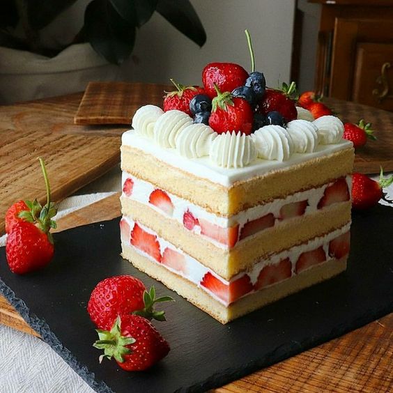 Pastel con crema y frutos rojos ;15 Pasteles aesthetic para presumir en tu cumpleaños