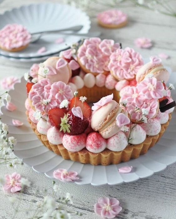 Roca pastelera con fresas y macarrones ;15 Pasteles aesthetic para presumir en tu cumpleaños