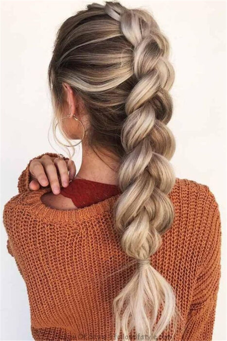 Chica con un peinado de trenzas