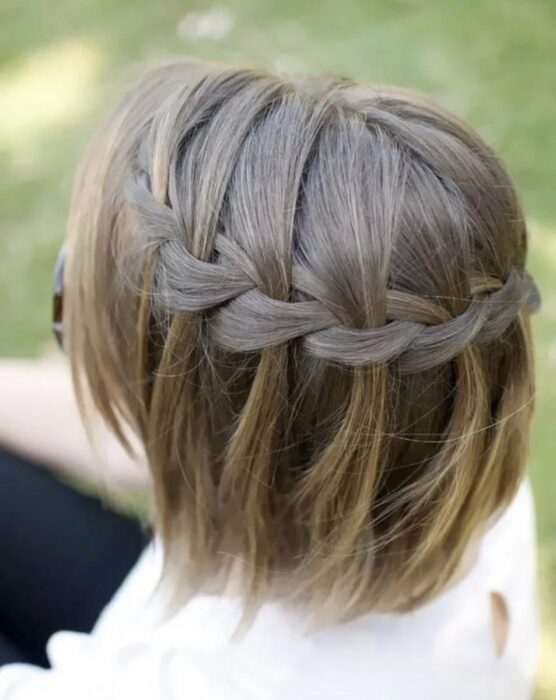 Chica con un peinado de trenzas