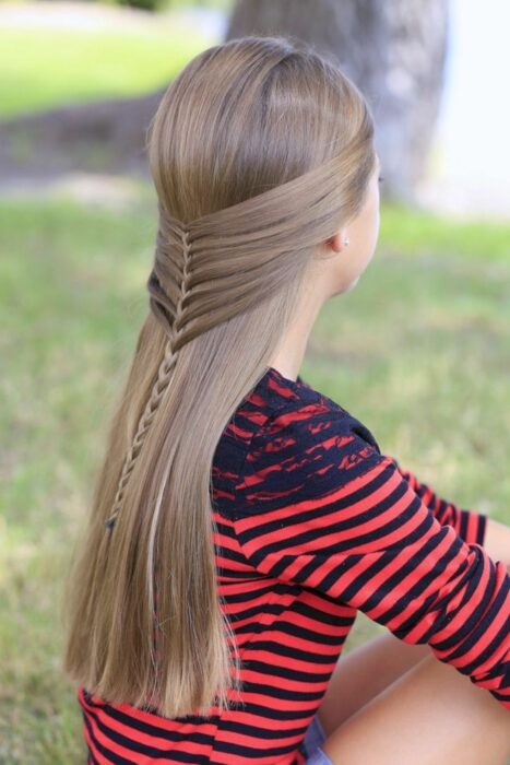 Chica con un peinado de trenzas con semi recogido