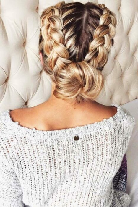 Chica con un peinado de trenzas
