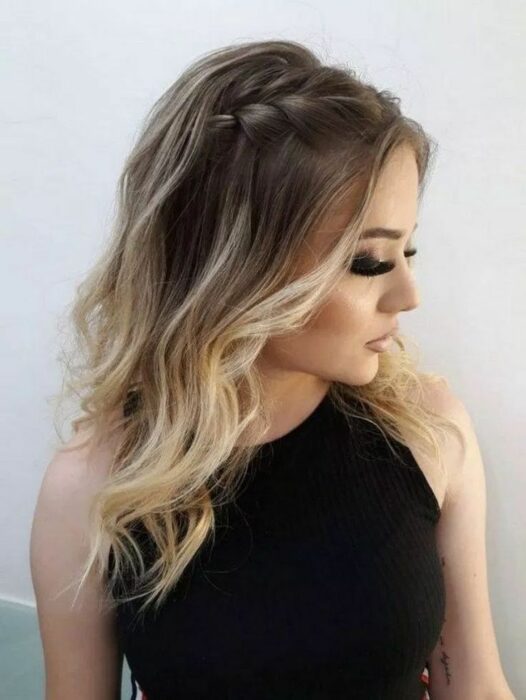Chica con un peinado de trenzas acompañado de un chongo