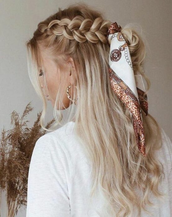 Chica con un peinado de trenzas decorado con una pañoleta