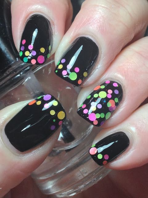 manicura en tono negro con puntos de colores fluorescentes; Manicuras con puntitos de colores 