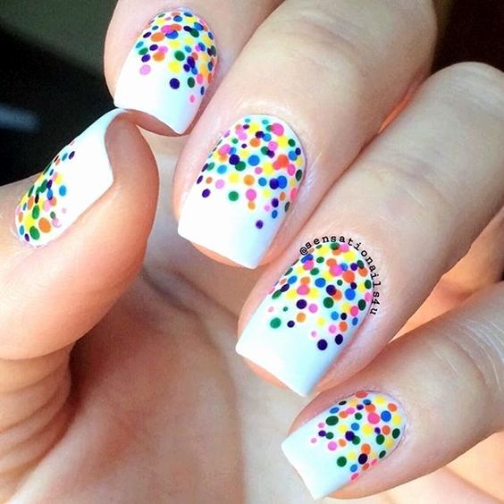 Manicura en blanco con puntitos de colores; Manicuras con puntitos de colores 
