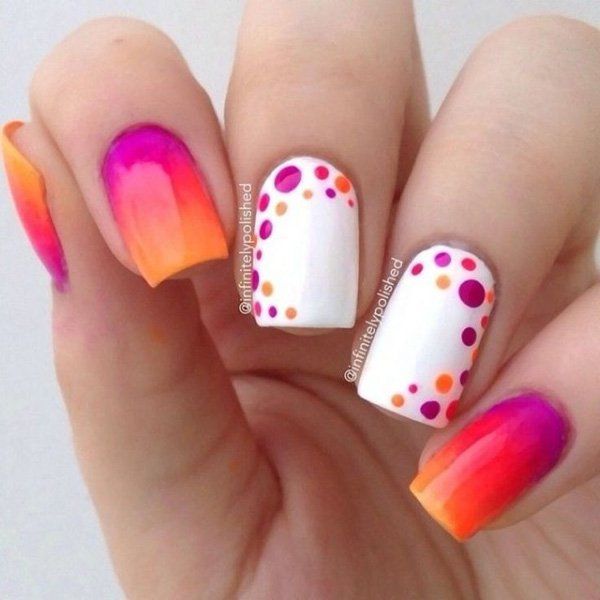 Manicura degradada en tono naranja con morado; Manicuras con puntitos de colores 