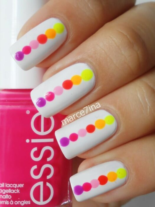 Manicure en tono nude con puntos fluorescentes; Manicuras con puntitos de colores 