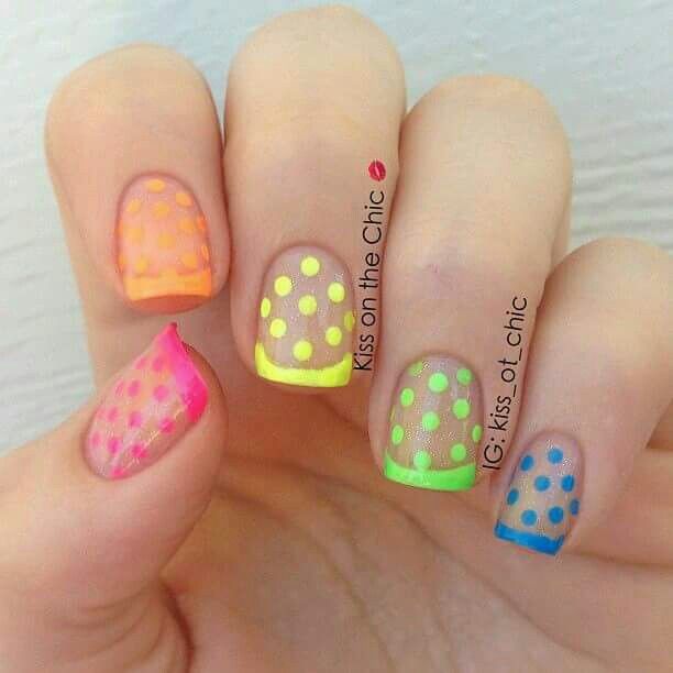 manicura en tonos fluorescentes en forma de puntos; Manicuras con puntitos de colores 