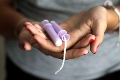 Mujer sosteniendo un tampón
