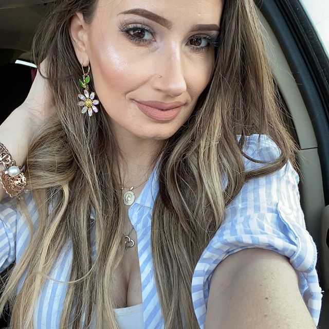 Chica usando una blusa con rayas en color azul