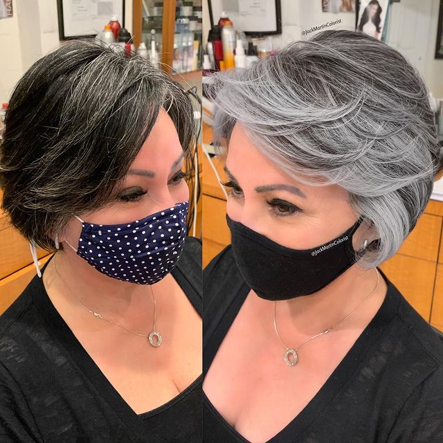 Mujer con cabello corto teñido en plata con mechas oscuras; Convierte cabello con canas en hermosas melenas plateadas