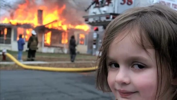 Meme disaster girl. Niña sonriendo mientras ve una casa en llamas 