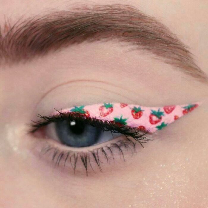 Delineado en rosa con fresas pequeñas; Delineados aesthetic que querrás intentar