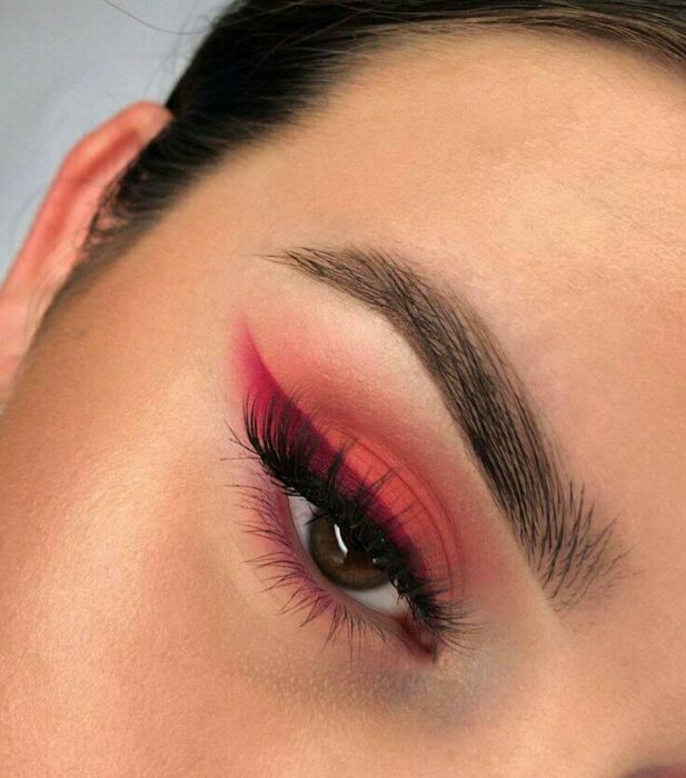 Delineado en rojo con sombras degradadas; Delineados aesthetic que querrás intentar