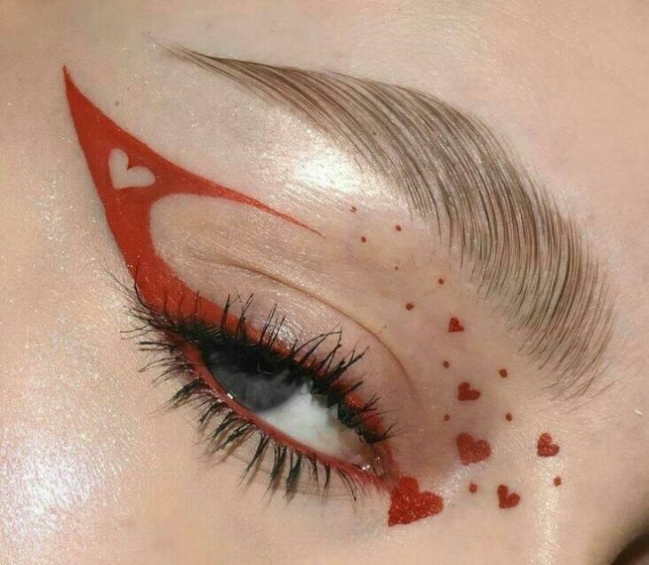 Delineado en rojo con corazones; Delineados aesthetic que querrás intentar