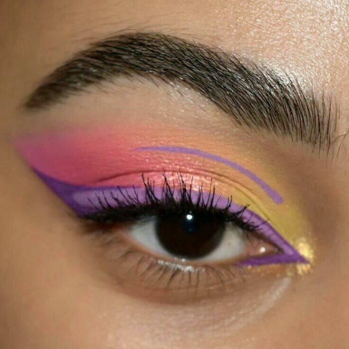 Delineado en tono lila sobre sombras amarillas; Delineados aesthetic que querrás intentar