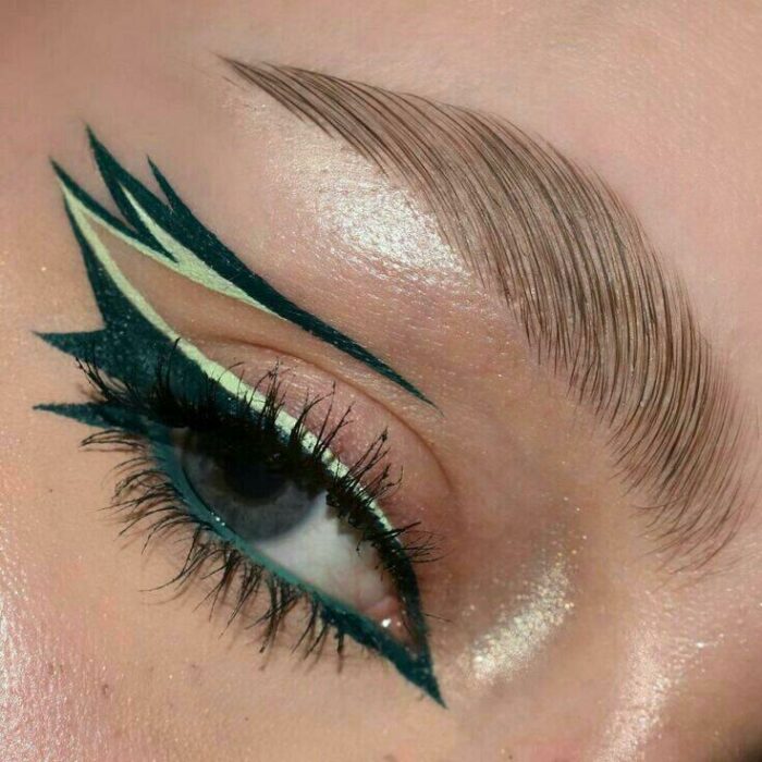 Delineado en verde con doble línea; Delineados aesthetic que querrás intentar