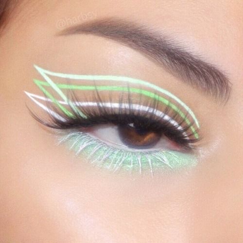 Delineado triple en tonos menta; Delineados aesthetic que querrás intentar