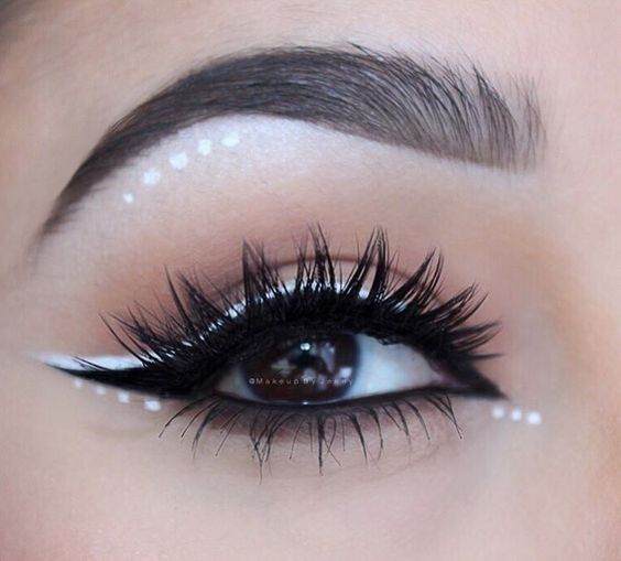 Delineado en blanco con pequeños puntos; Delineados aesthetic que querrás intentar
